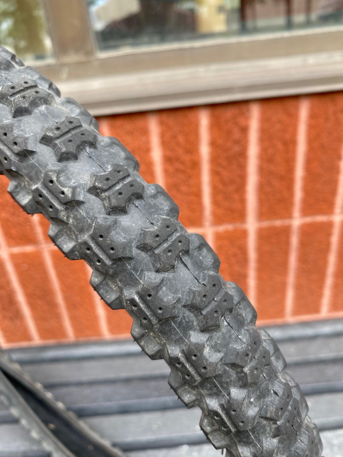 Used Mongoose Blur 1.85 Single (8/10 Tread)