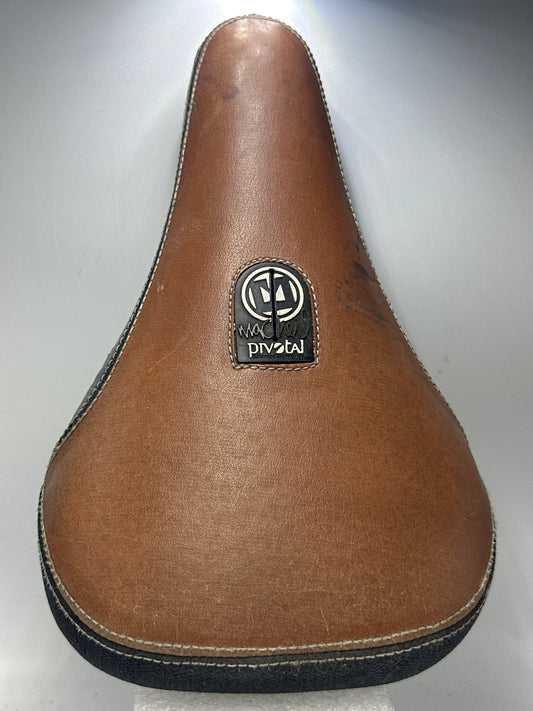 MacNeil Pivotal Seat